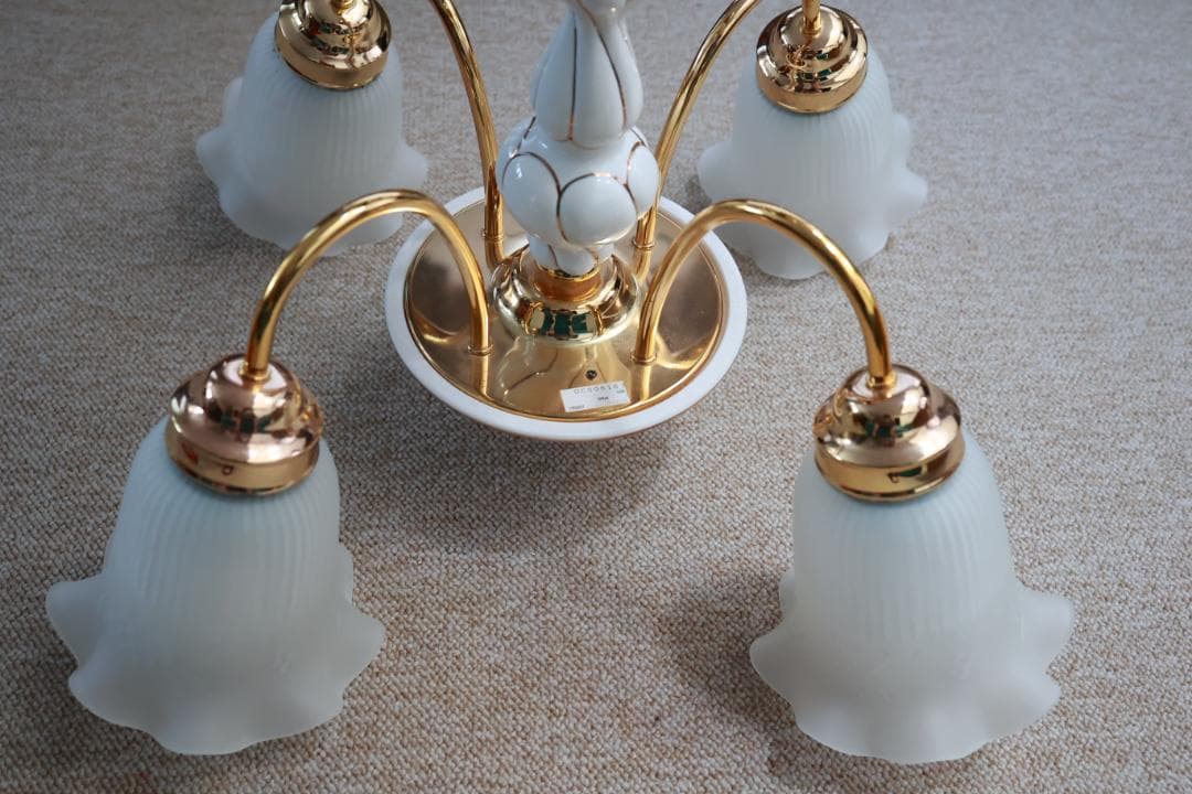 シャンデリア ゴールドと白いシェード