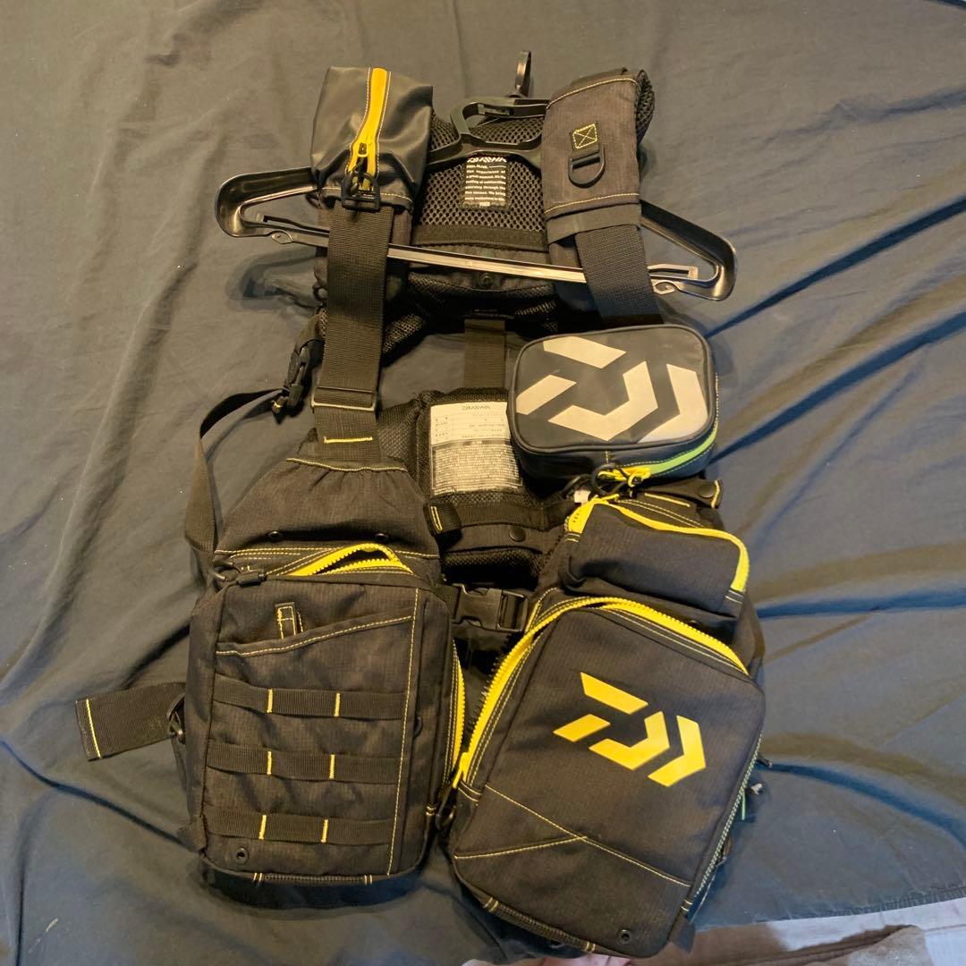 Daiwa フローティングジャケット S/M 黒/黄色