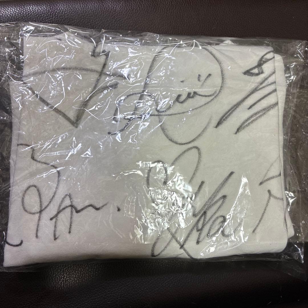 NiziU オンラインくじ　B賞　メンバー全員直筆サイン入りTシャツ