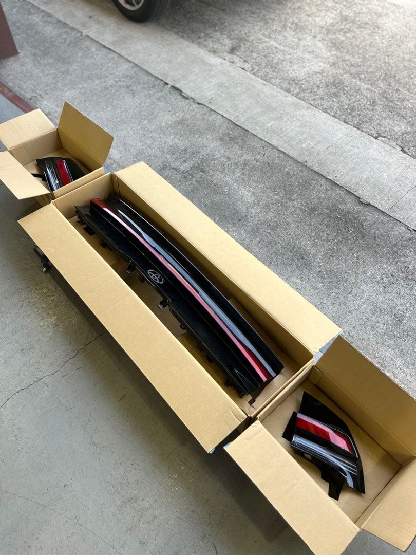 トヨタ プリウス60 テールゲートガーニッシュ 黒/赤　テールランプ