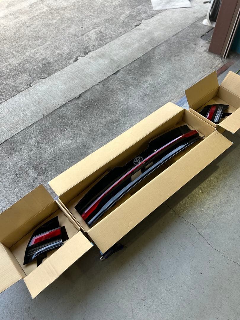 トヨタ プリウス60 テールゲートガーニッシュ 黒/赤　テールランプ