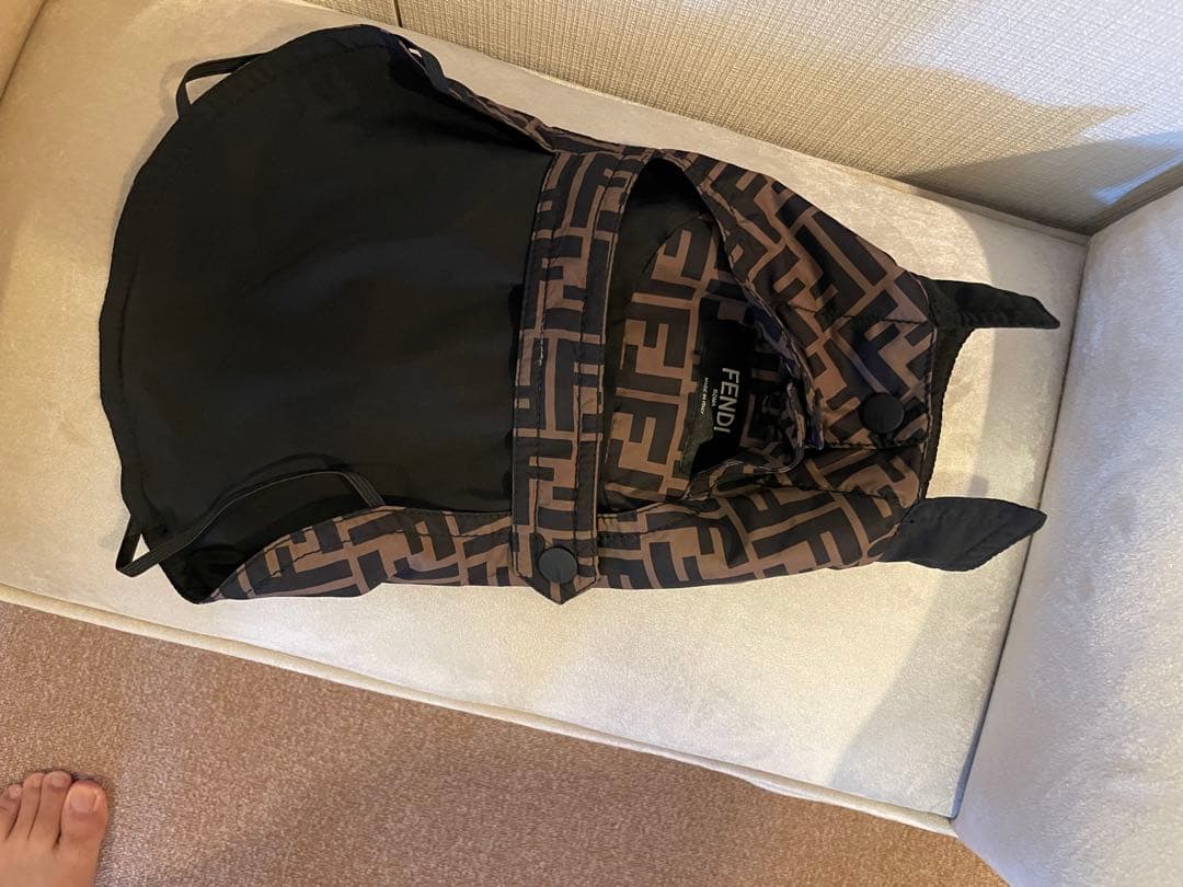 Fendi ロゴパターン 防水犬服 Sサイズ