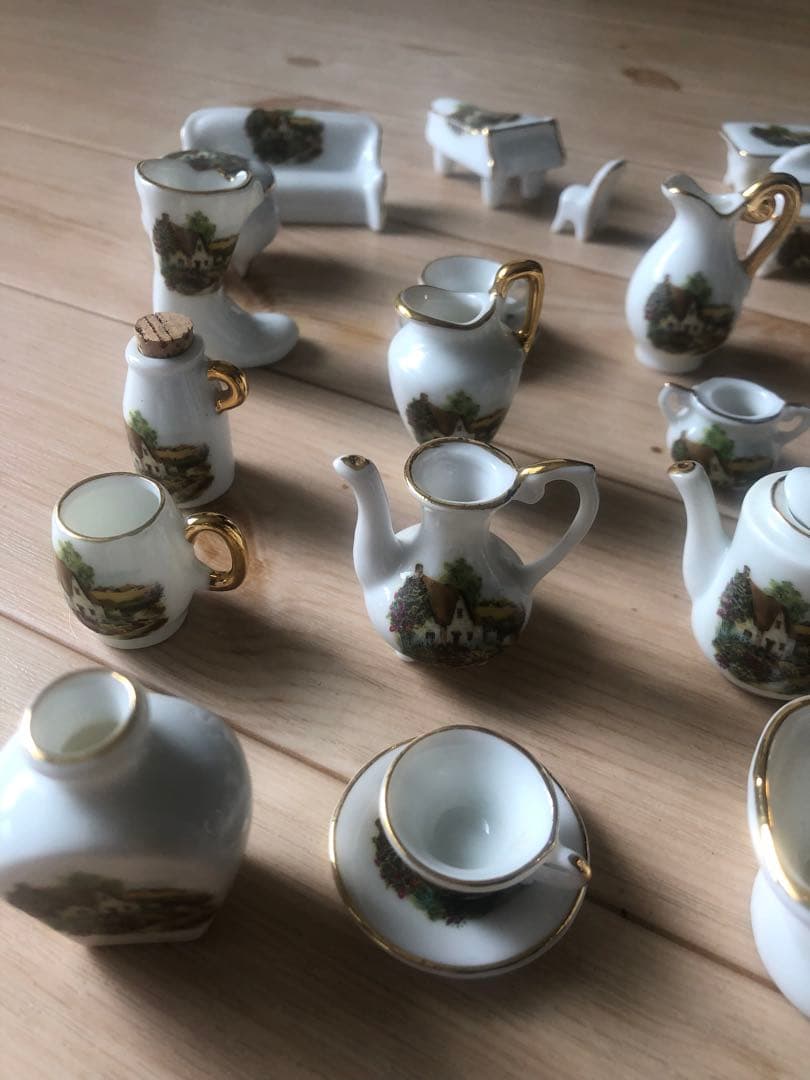 ミニチュアコレクション木製ケース付き、陶器セット　壁掛け、置き