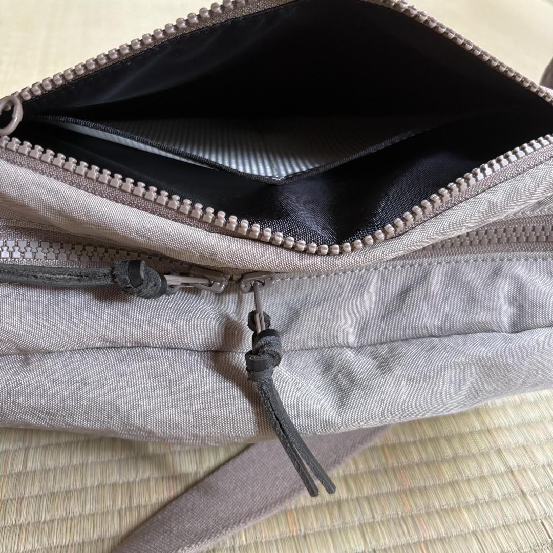 NIZYU KANO FUKUI SIWAナイロンボディバッグM グレージュ