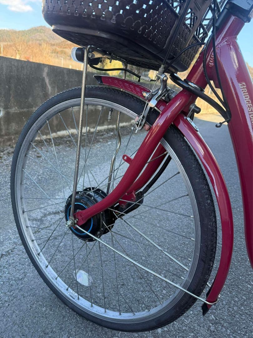 赤い電動アシスト自転車 シティタイプ