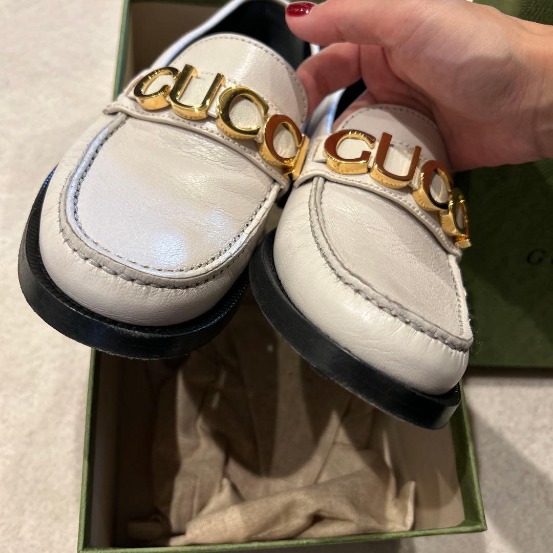 GUCCI ホワイト ローファー ゴールドロゴ