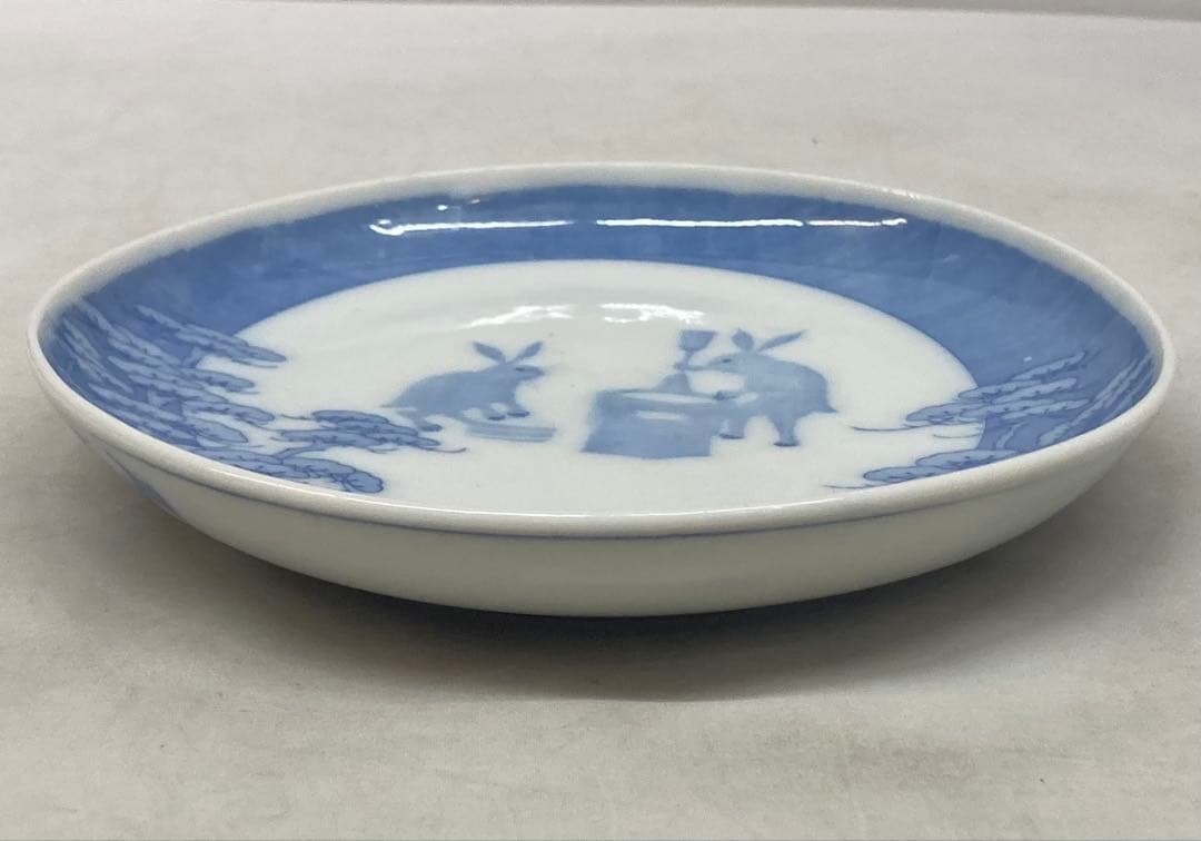 B559b 印判 兎の餠つき 小皿1枚　裏に蝙蝠　図変り　満月　骨董