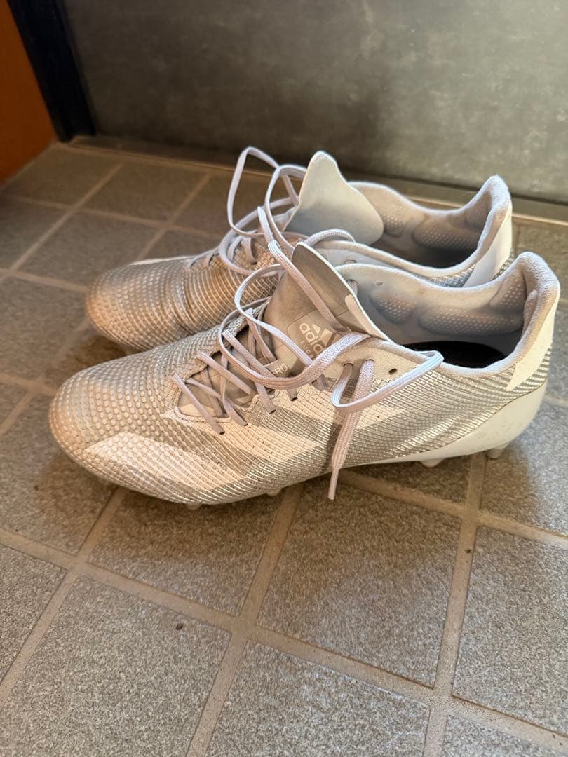 adidas ホワイト スパイクシューズ