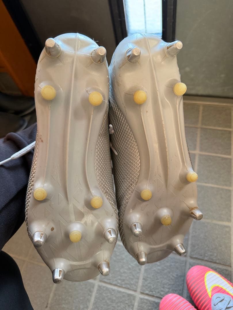 adidas ホワイト スパイクシューズ