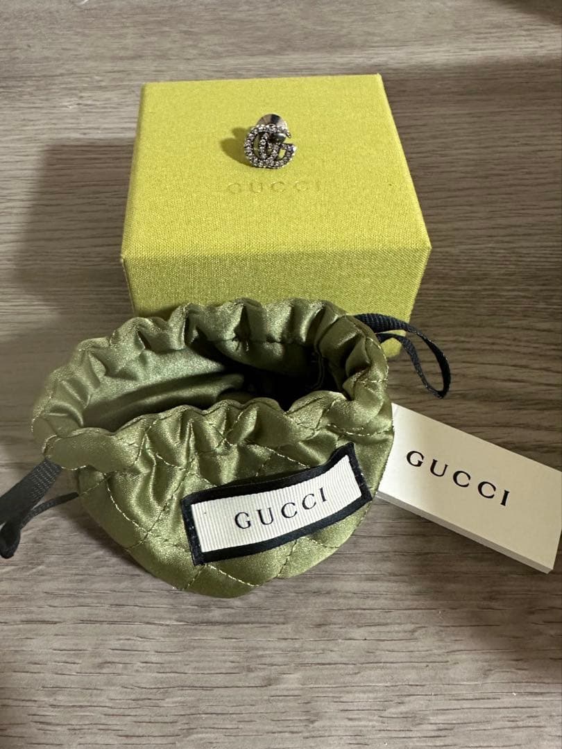 GUCCI ラインストーンブローチ