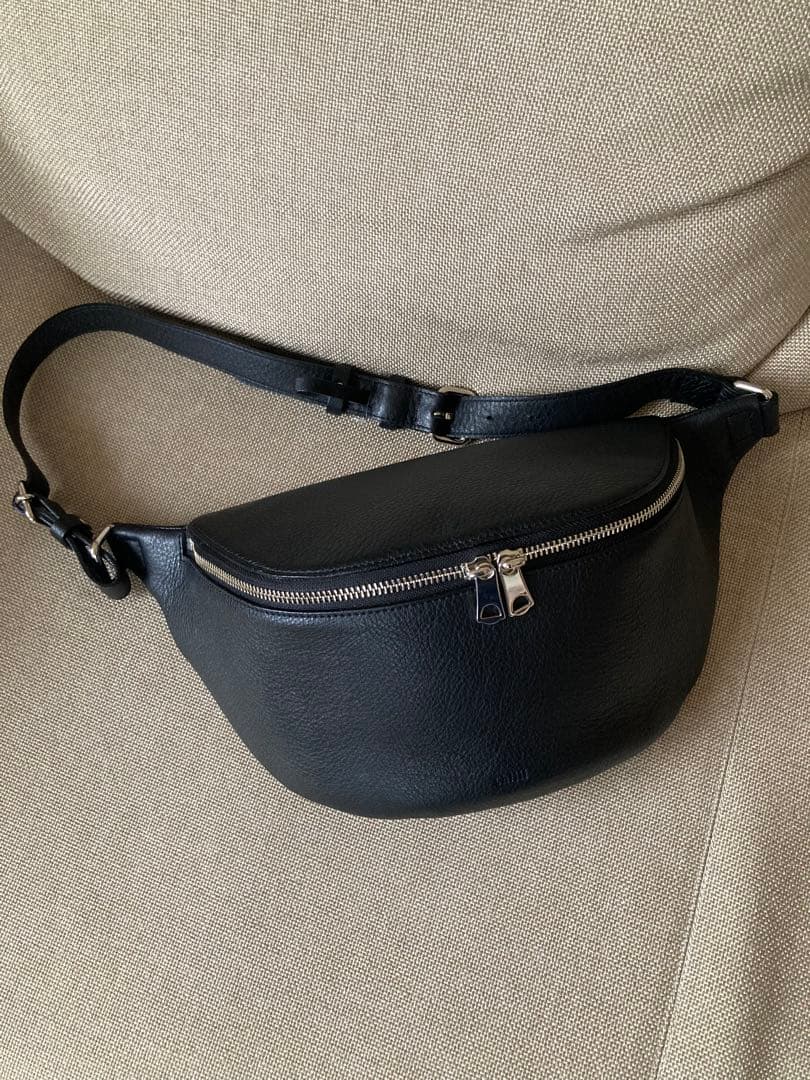 ch!iii チー　レザーボディバッグ　黒