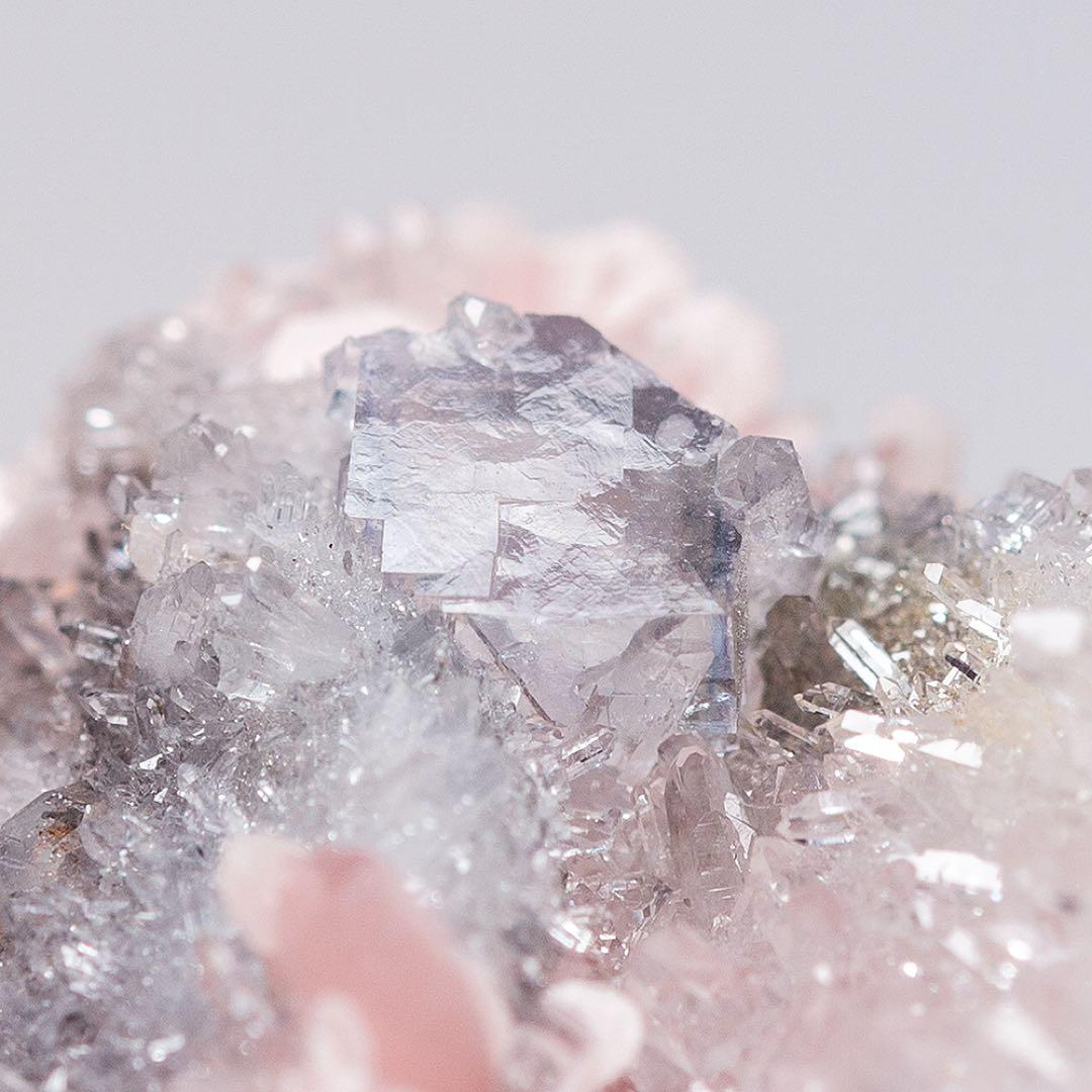 中国 ロードクロサイト フローライト 蛍石 天然石 原石 鉱物標本 鉱石 738