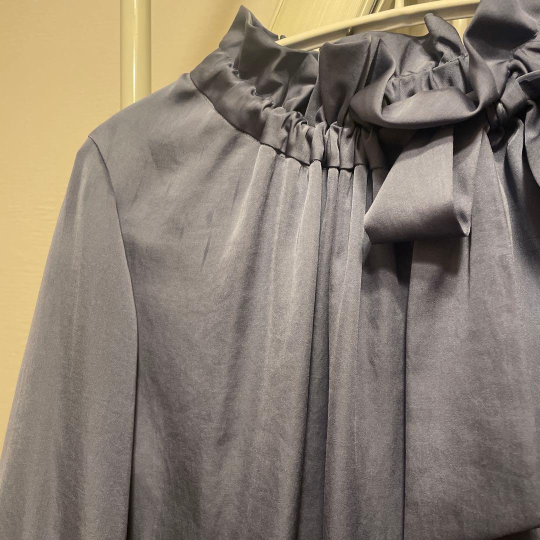 セレモニー・オフィスシーンにおすすめなアイテム　ギャザーフリルリボンブラウス