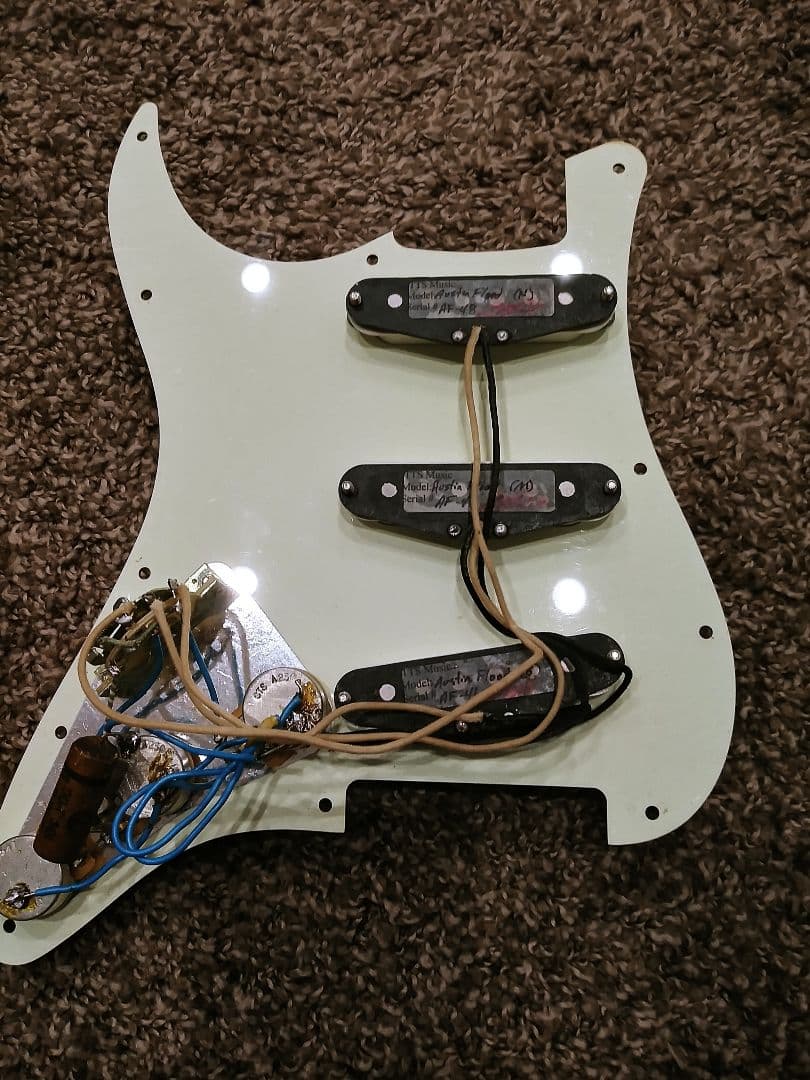 ピックガード　ピックアップ