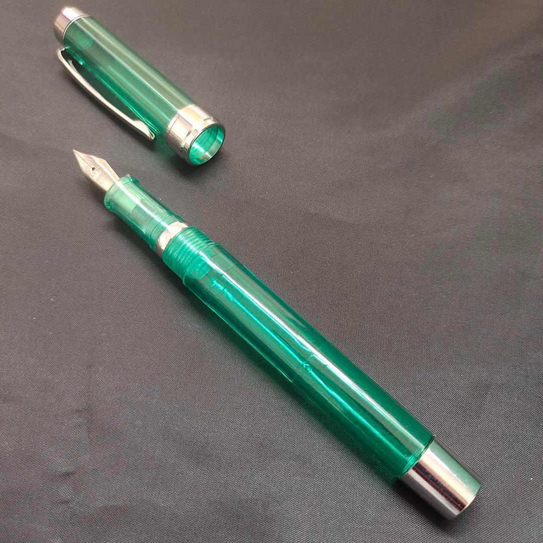 @透明な緑色の万年筆0