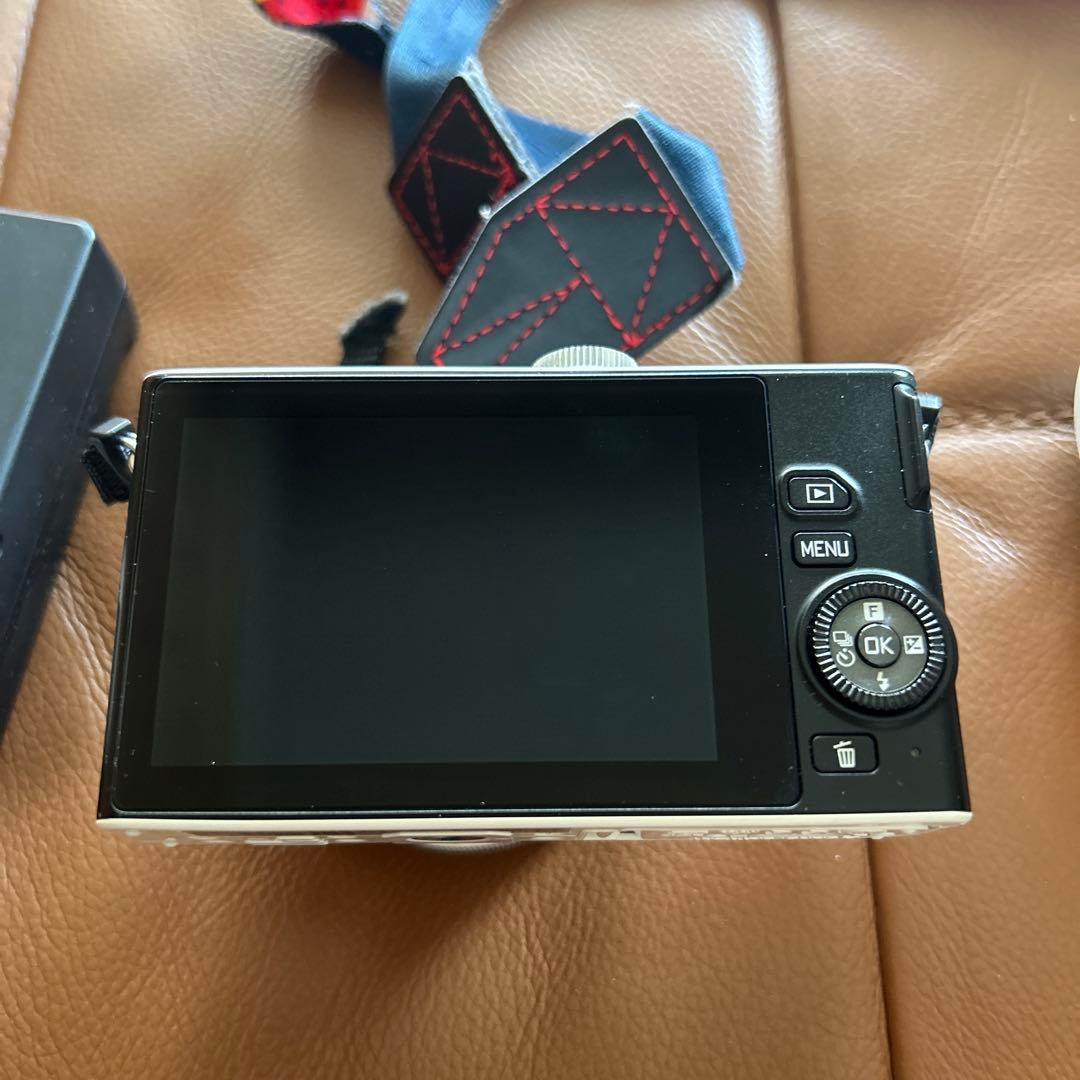 Nikon 1 ホワイト デジタルカメラ 本体　レンズ付き