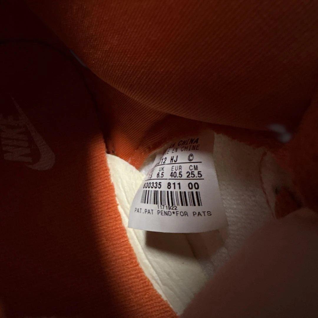 ナイキ ダンク ハイ LE ホワイトとオレンジブレイズのカラー