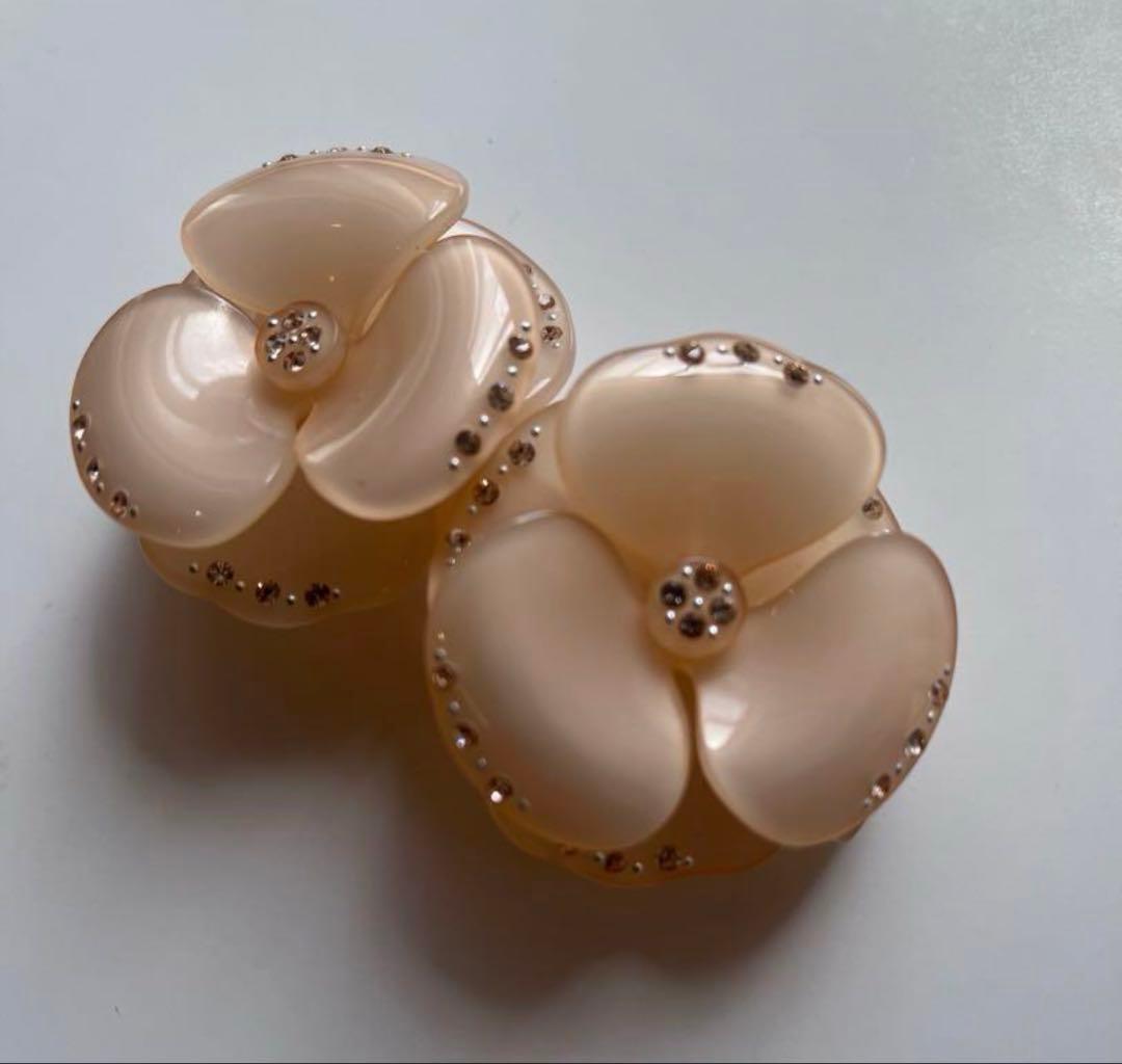 Alexandre De Paris 双子カメリア バレッタ ベージュ