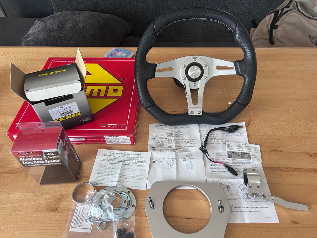 モモステトレックR T5ハイエースフルセットessexコラムカバーなど付属品多数