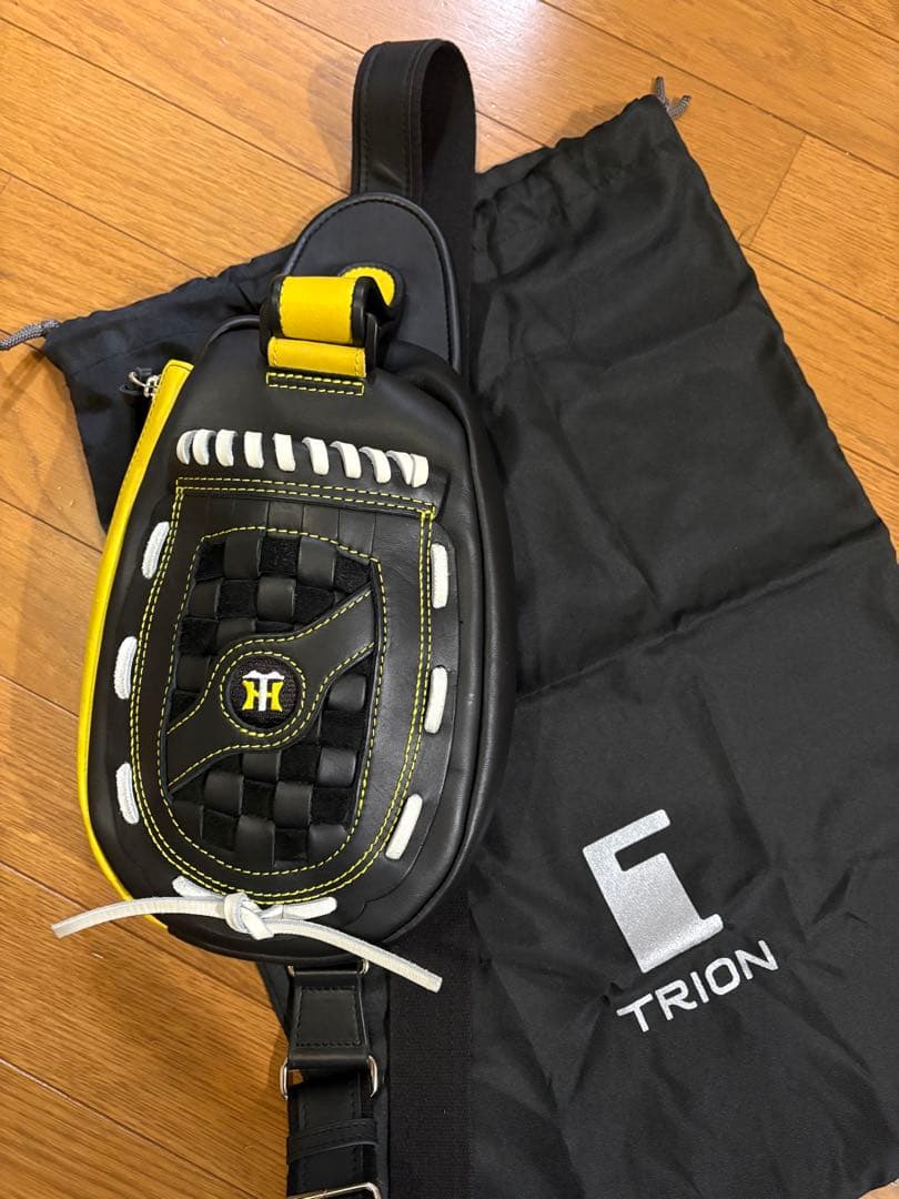 TRION 阪神タイガース　ショルダーバッグ