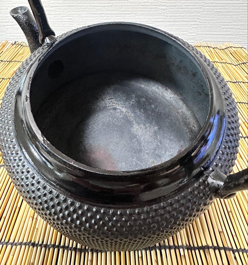 未使用品、供箱、付属品付　南部盛栄堂造　１８型万代屋アラレ　南部鉄瓶　南部鉄器