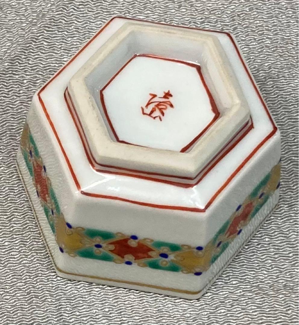 B196s  「牛図  六角酒盃」三代上出喜山作　共布共箱　九谷焼　宮内庁御用達