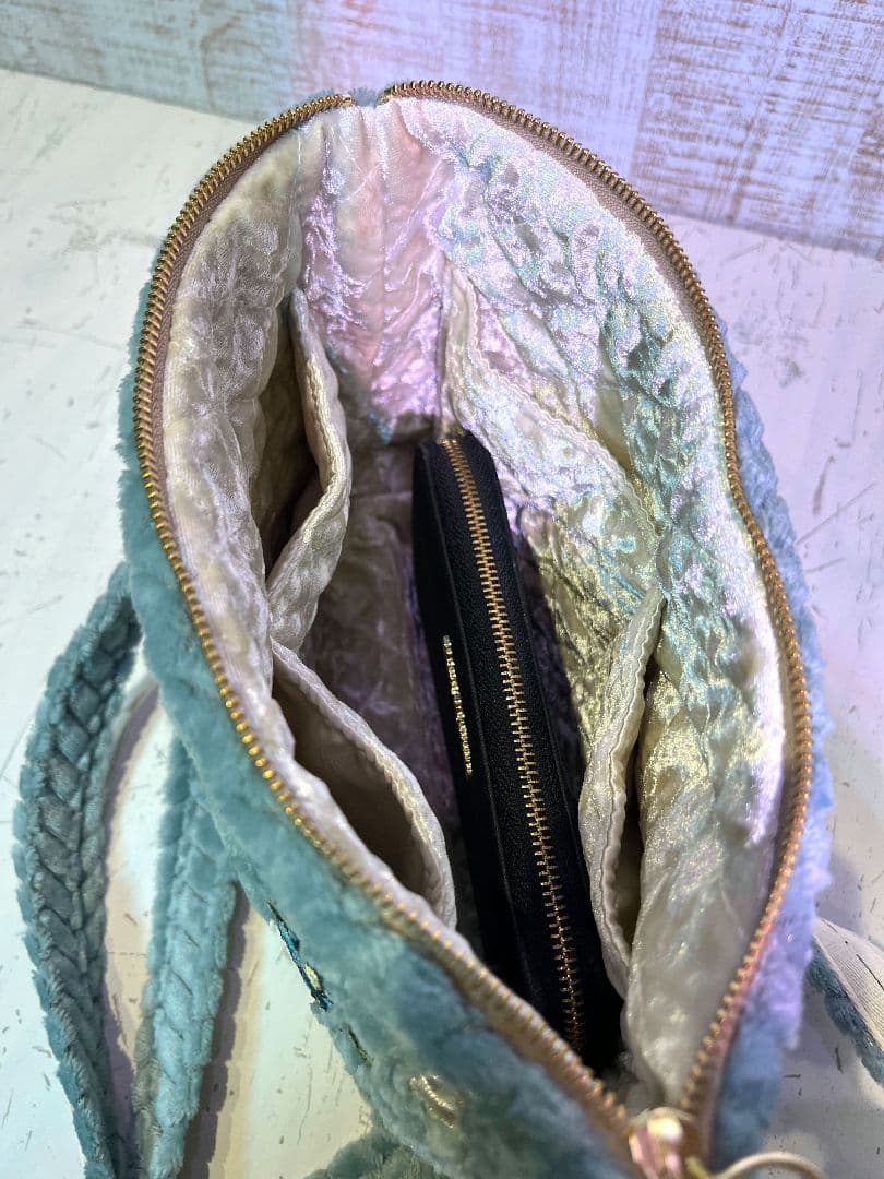 ジグザグベビーブルーファー生地♡刺繍のショルダーバッグ♡フード猫ちゃん