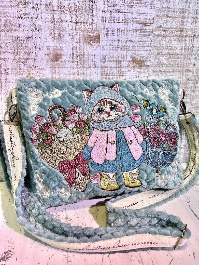 ジグザグベビーブルーファー生地♡刺繍のショルダーバッグ♡フード猫ちゃん