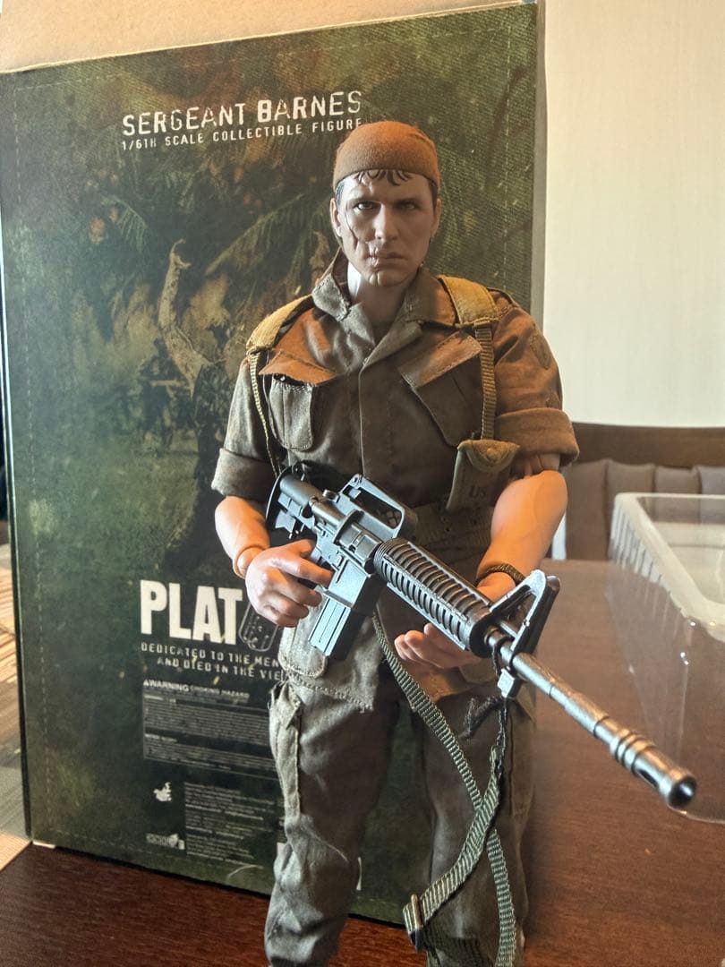 ミリタリー HOT TOYS Platoon Sergeant Barnes.