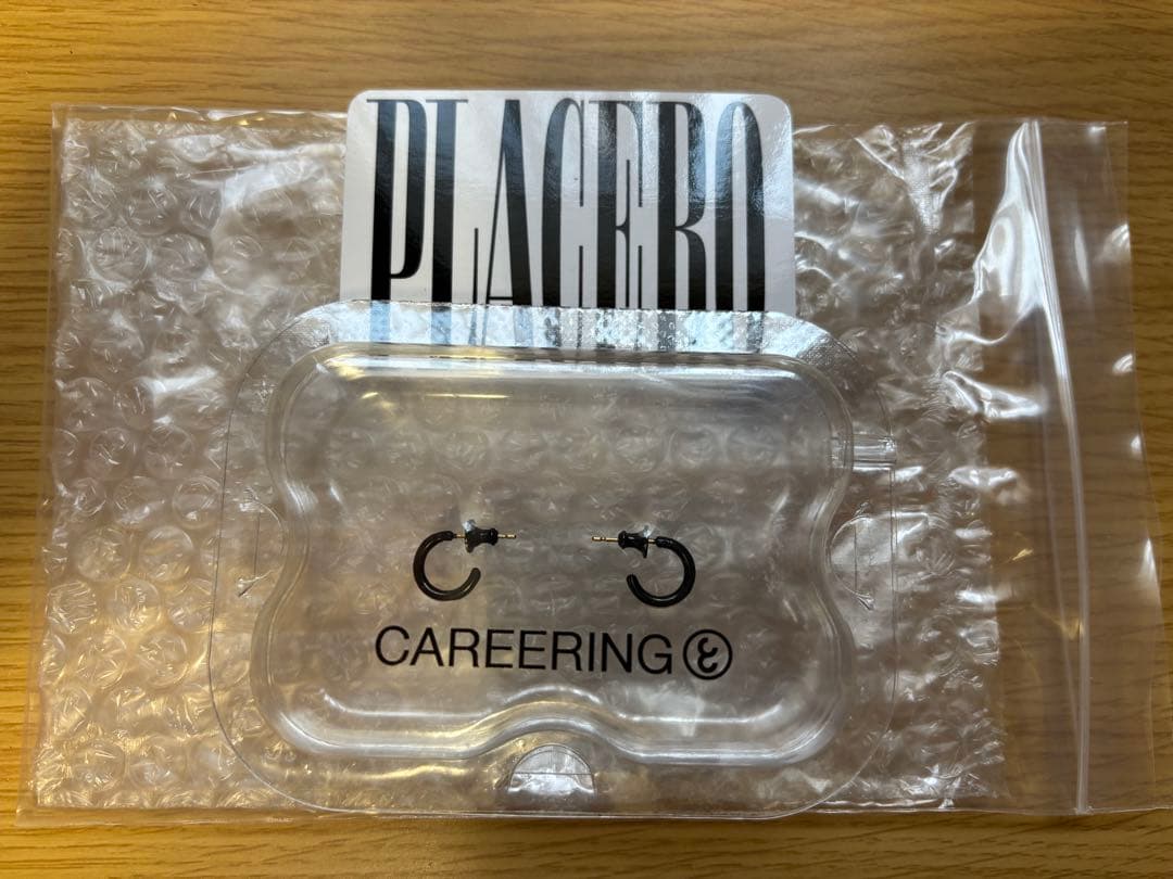 CAREERING ブラック ピアス