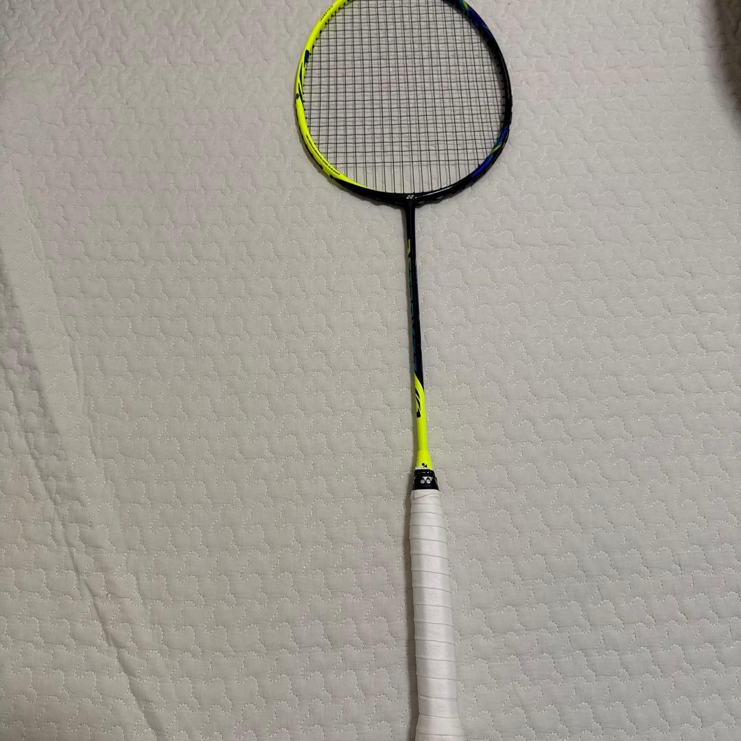 バドミントンラケット ブラック/イエロー　ヨネックス　アストロクス77