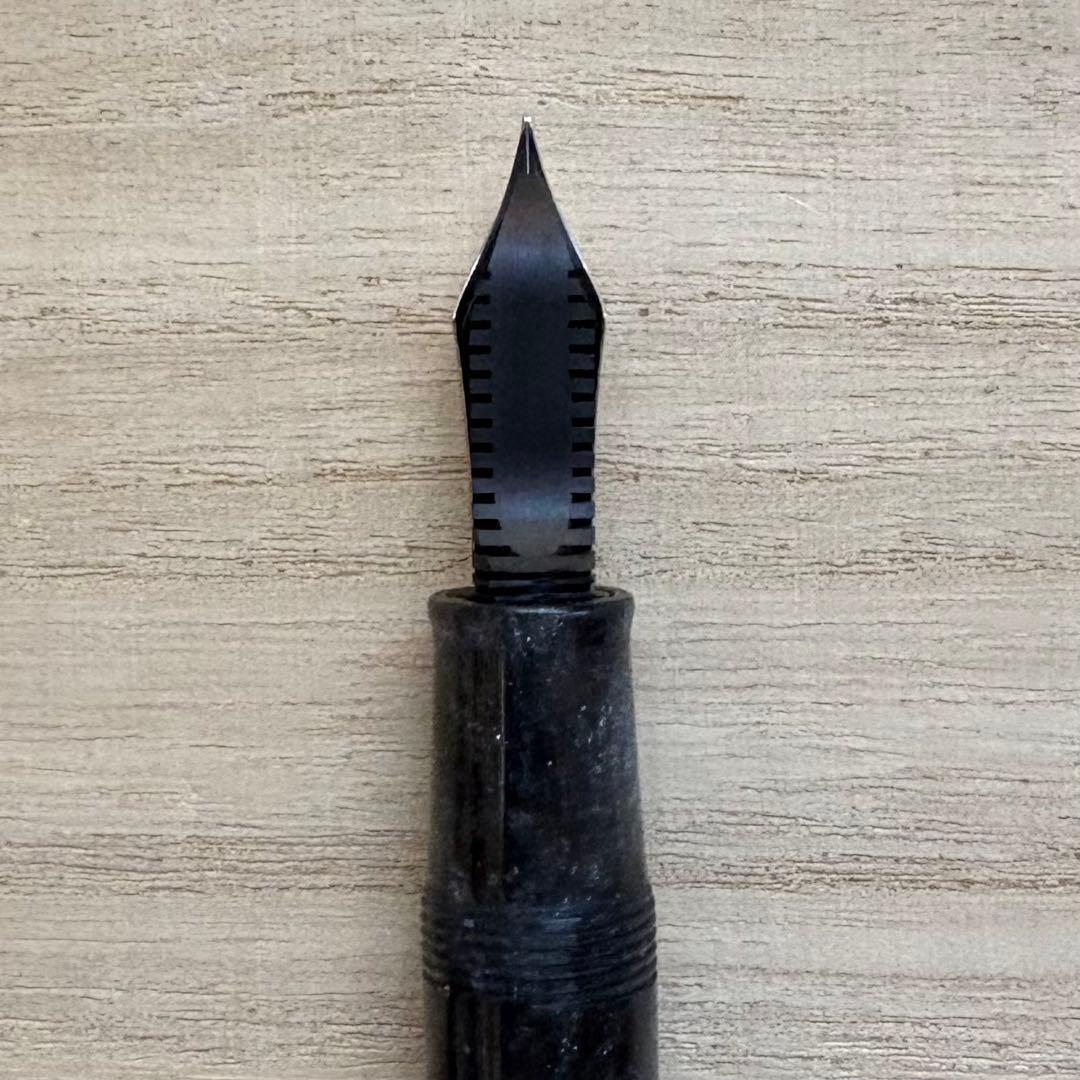 モカマタリオマス ボローニャ ブライトグレー シルバートリム 万年筆 F