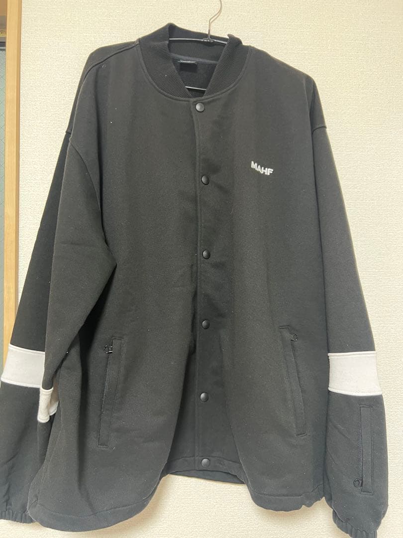MAHF 前開きスタジャン風 ロゴ刺繍 グラトリ マーフ ユニセックス