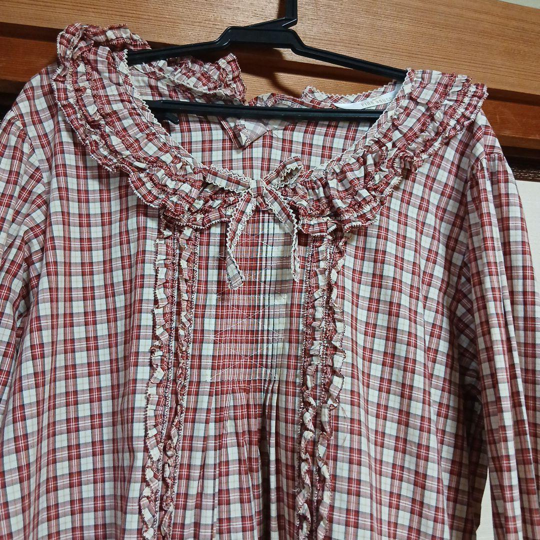 フリル付き赤白チェック長袖ブラウス