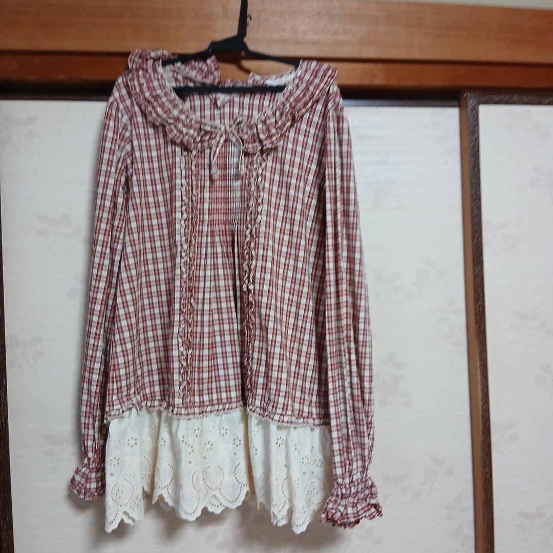 フリル付き赤白チェック長袖ブラウス