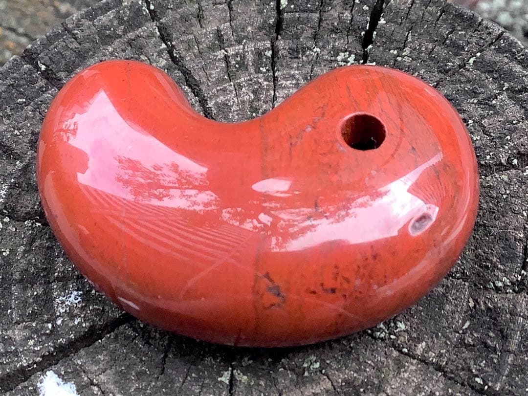 ✳売り尽くし希少玉　佐渡の赤玉石勾玉特大1点　幸運の赤‼️ 鑑別書付本物を‼️