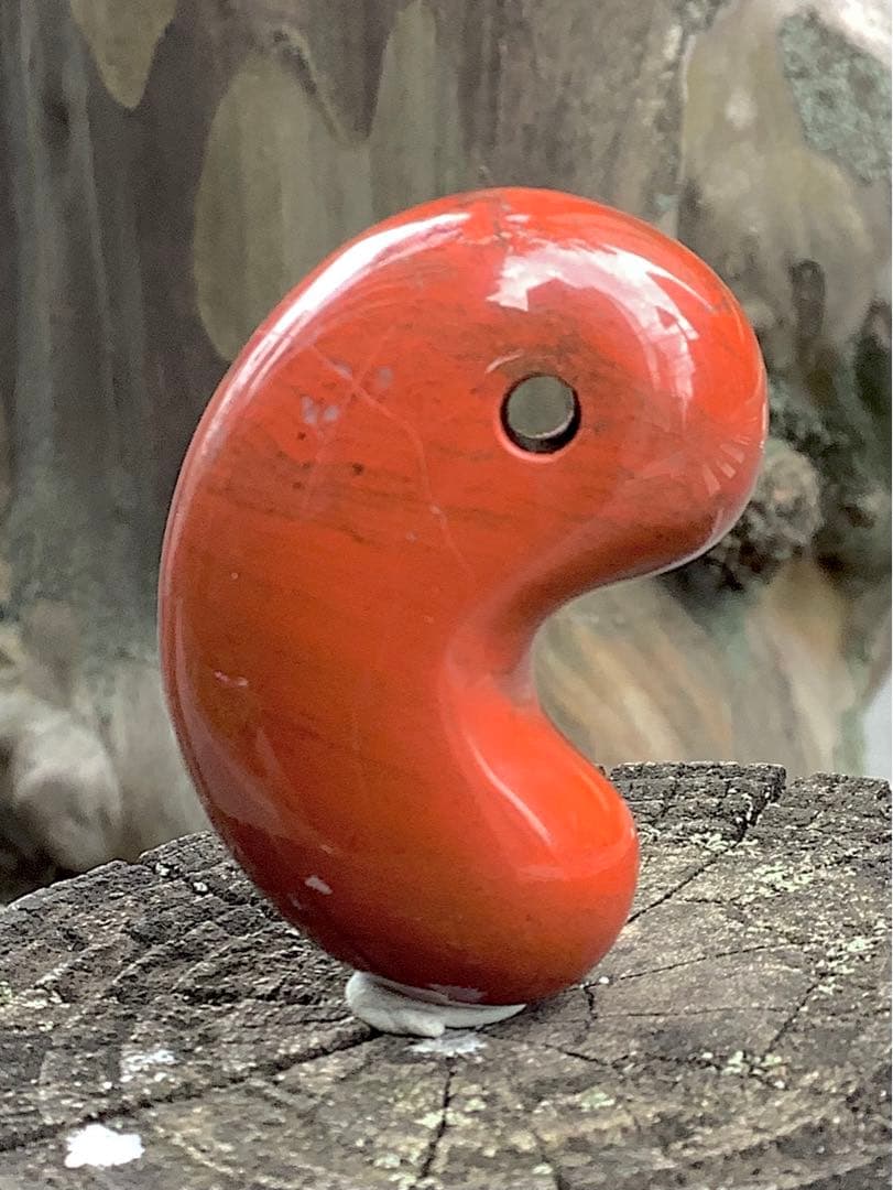 ✳売り尽くし希少玉　佐渡の赤玉石勾玉特大1点　幸運の赤‼️ 鑑別書付本物を‼️