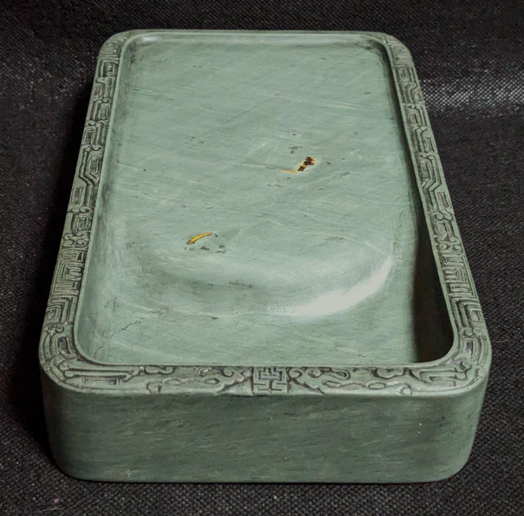 【洮河緑石の双キ龍吉祥廻文硯】◆墨流し状波紋の潤緑美石◆約八吋◆唐木共箱◆希少硯