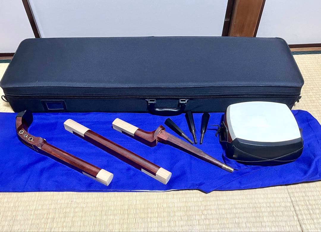 津軽三味線 段違い二本溝 トチ有 本鼈甲撥 軽量ハードケース付き 皮破れ無し
