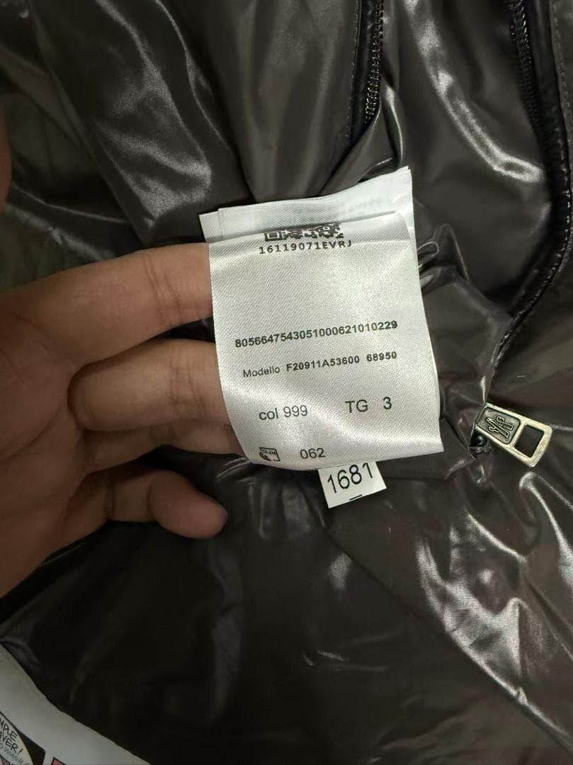 黒 フード付きダウンジャケット