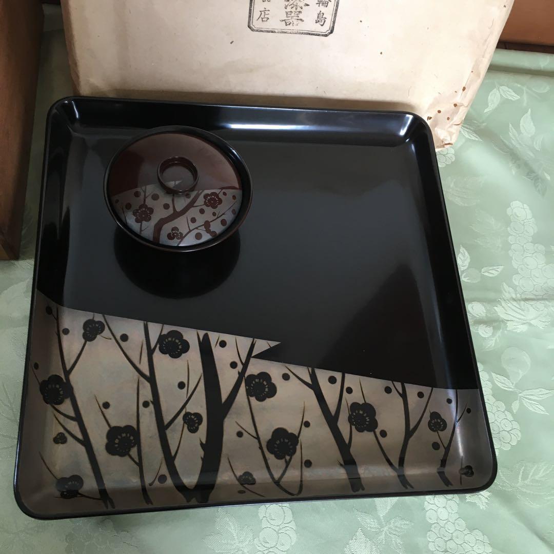 輪島塗本堅地漆器　梅蒔絵の四方脚付膳　同梅蒔絵　栗色蓋付椀　各一客セット