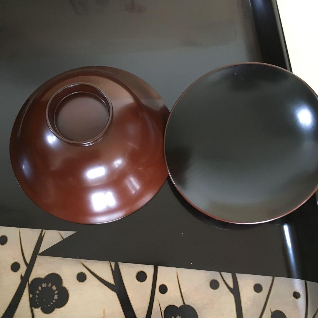 輪島塗本堅地漆器　梅蒔絵の四方脚付膳　同梅蒔絵　栗色蓋付椀　各一客セット