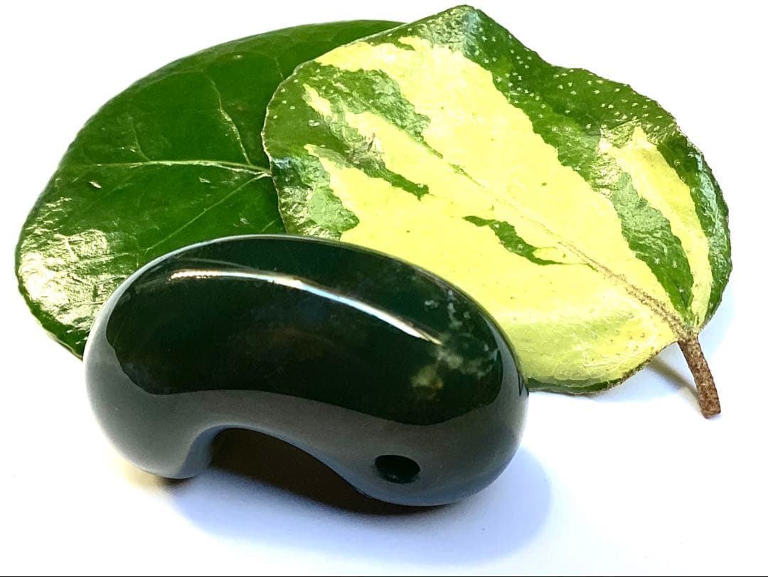 ✳入手無理の1点‼️青緑の碧玉勾玉　出雲石*再結晶線入り*赤線入り　コレクション‼️