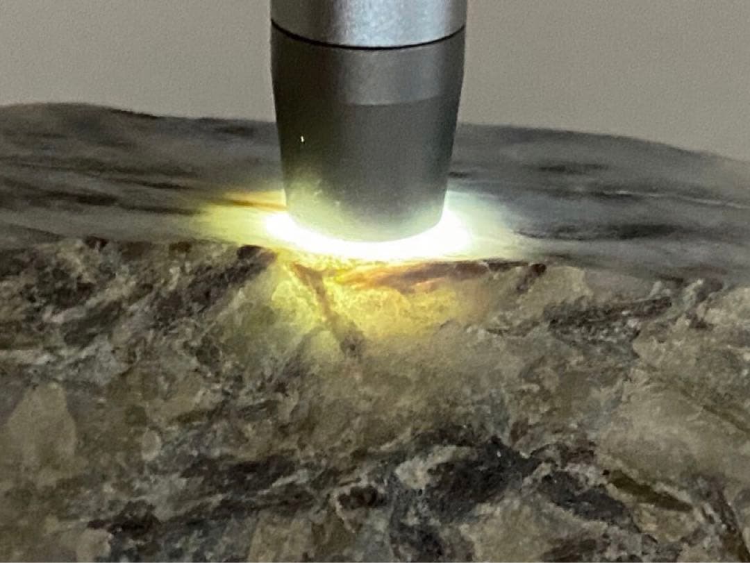 【P094】糸魚川石含有　翡翠　400g　天然石　新鉱物　イトイガワアイト　標本