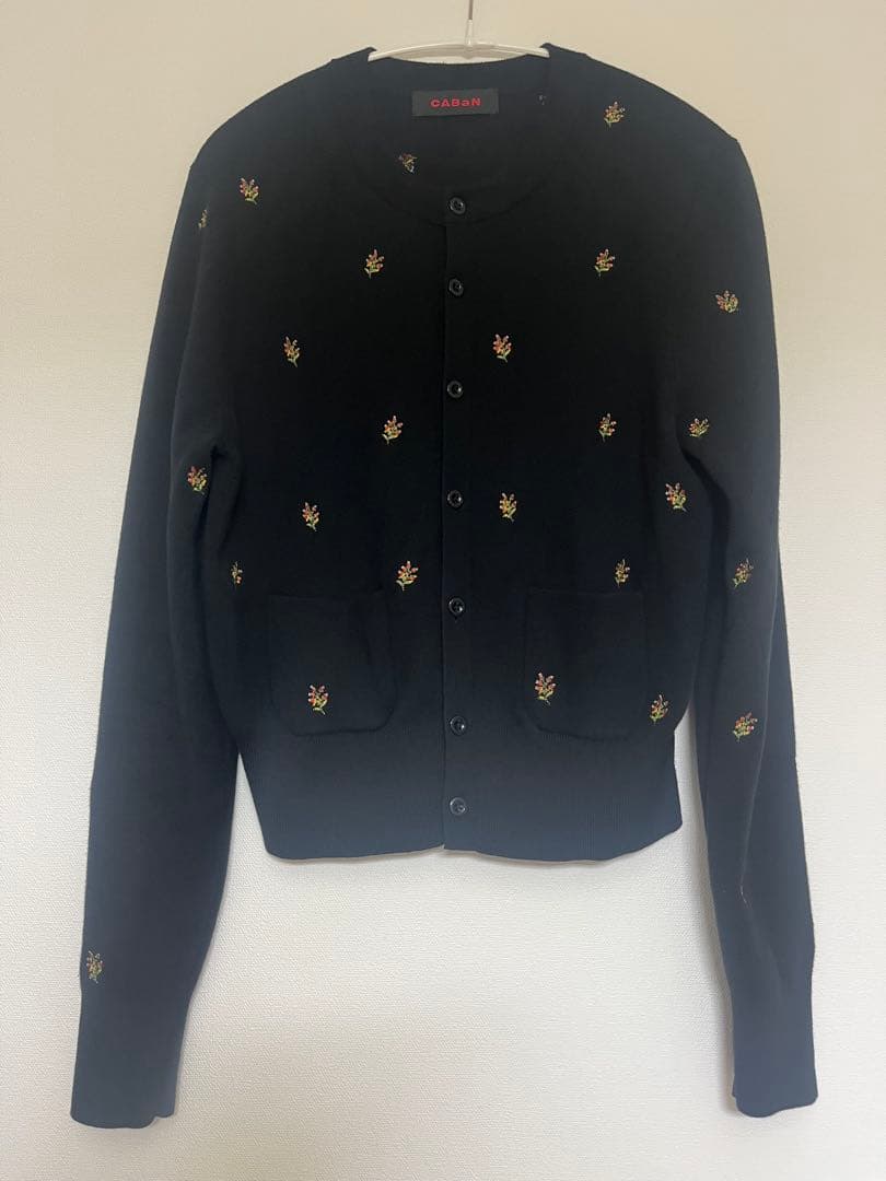 CABaN コットンカシミヤ フラワーエンブロイダリーカーディガン　ブラック系