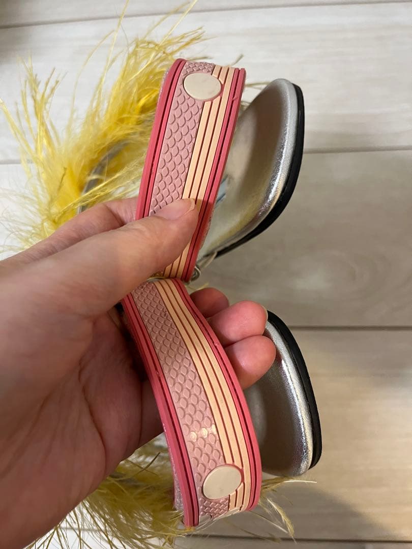 PRADA 羽根装飾 シルバーサンダル