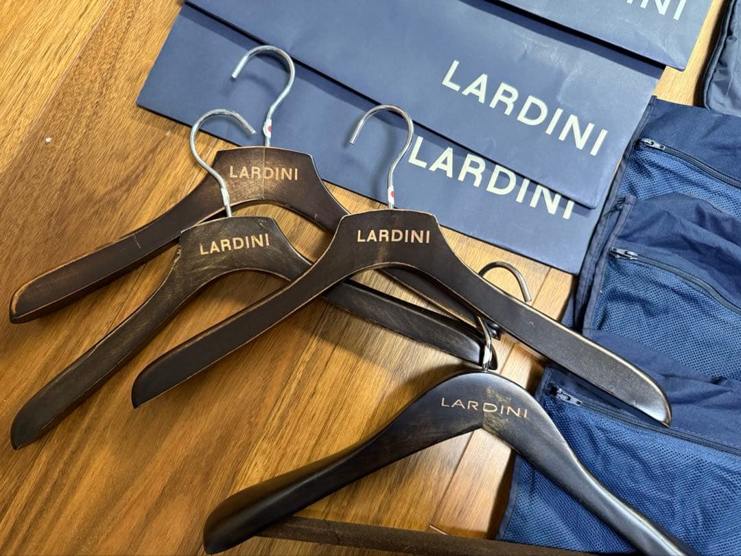 LARDINI ラルディーニ 木製ハンガー＋ガーメントバッグ＋衣類袋、他
