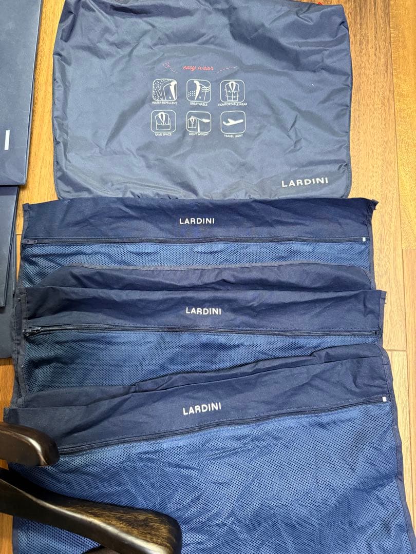 LARDINI ラルディーニ 木製ハンガー＋ガーメントバッグ＋衣類袋、他