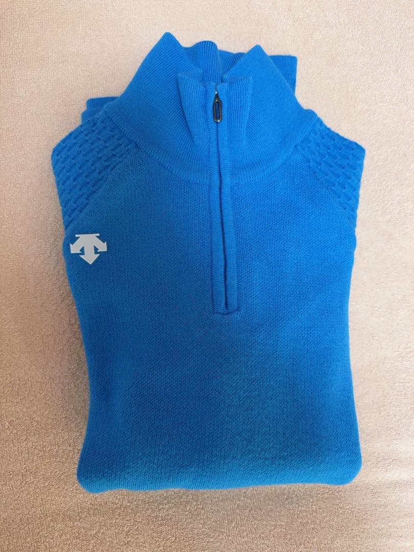 青いハイネックニットウェア