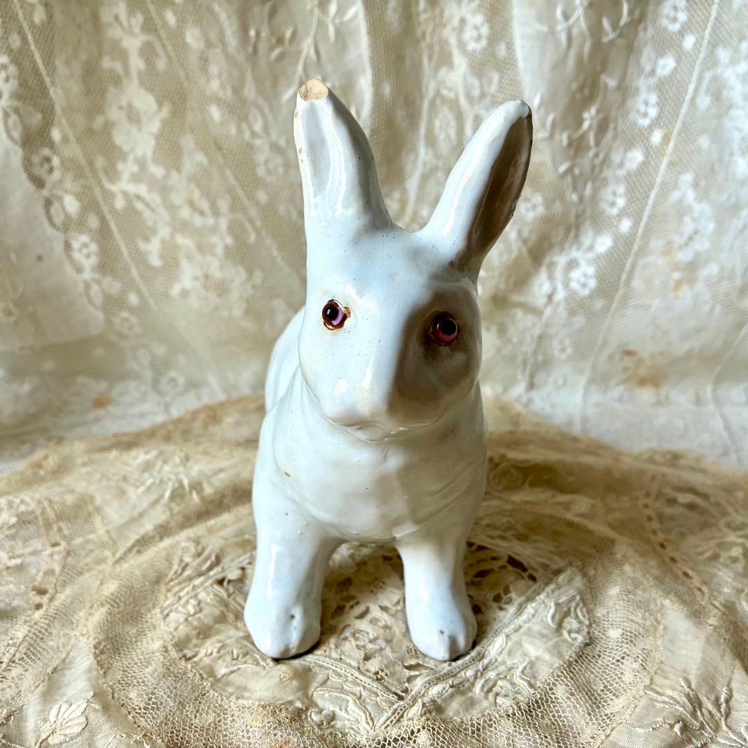 白釉のうさぎの置物　陶器オブジェ　フィギュア　ウサギ兎　フランスアンティーク